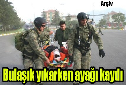 Bulaşık yıkarken ayağı kayan asker yere düşüp yaralandı...