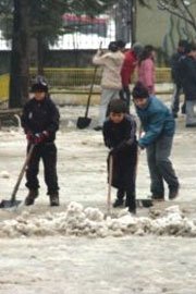 Karla Kaplanan Bahçeyi Öğrenciler Temizledi