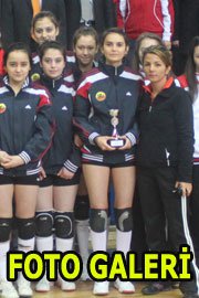 Okullar Voleybol ve Badminton'da kupalarını aldılar