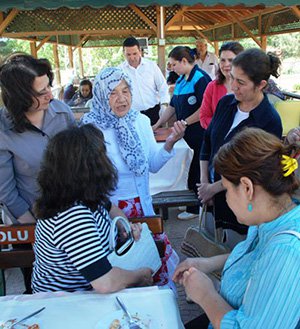 Valinin eşi Nezahat Özçimen'den örnek davranış