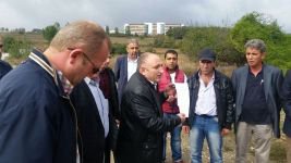 AİBÜ'DE İŞÇİLER ÇATIYA ÇIKIP EYLEM YAPTI!