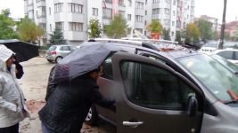 APARTMANIN ÇATISINA YILDIRIM DÜŞTÜ
