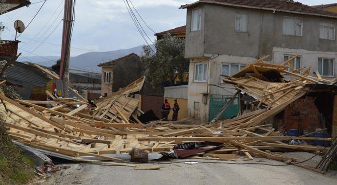 LODOS BURSA'YI YIKTI GEÇTİ, ÖLÜ VE YARALILAR VAR
