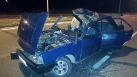 OTOMOBİL TIR'IN ALTINA GİRDİ