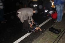 İKİ GENÇ KIZA OTOMOBİL ÇARPTI