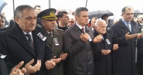 İZZET BAYSAL'A SEVGİ SELİ...