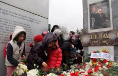 İZZET BAYSAL'A SEVGİ SELİ...