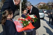 VALİ OKULA GİDİP SÜT DAĞITTI!