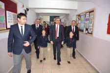 VALİ OKULA GİDİP SÜT DAĞITTI!