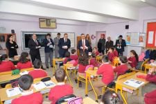 VALİ OKULA GİDİP SÜT DAĞITTI!