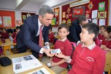 VALİ OKULA GİDİP SÜT DAĞITTI!