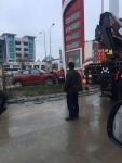 BENZİNLİĞİN TABELASINA ÇARPARAK DURABİLDİ