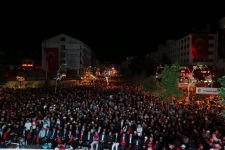 BİNLERCE KİŞİ DARBEYE MEYDAN OKUDU