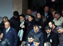 EŞİNİ SON YOLCULUĞUNDA YALNIZ BIRAKMADI