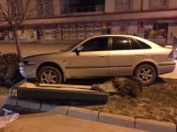 ÖNCE DİREĞE SONRA İKİ KİŞİYE ÇARPTI