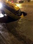 YOL ÇÖKTÜ, ARAÇ İÇİNE DÜŞTÜ
