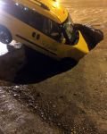 YOL ÇÖKTÜ, ARAÇ İÇİNE DÜŞTÜ