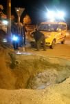 YOL ÇÖKTÜ, ARAÇ İÇİNE DÜŞTÜ