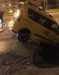 YOL ÇÖKTÜ, ARAÇ İÇİNE DÜŞTÜ