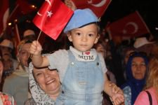 BİNLERCE KİŞİ KOL KOLA YÜRÜDÜ