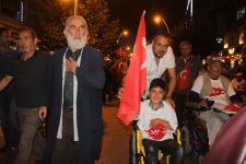 BİNLERCE KİŞİ KOL KOLA YÜRÜDÜ