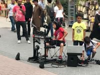 ÇOCUK YAŞTA HERKESİ BÜYÜLEDİ