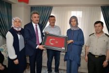 DEVLET KAHRAMANLARININ AİLELERİNİ YALNIZ BIRAKMADI