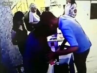 DOLANDIRDIĞI KUYUMCUNUN ELİNİ ÖPÜP VEDALAŞTI
