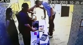 DOLANDIRDIĞI KUYUMCUNUN ELİNİ ÖPÜP VEDALAŞTI