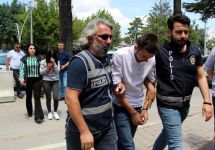 DOLANDIRDIĞI KUYUMCUNUN ELİNİ ÖPÜP VEDALAŞTI