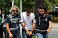 DOLANDIRDIĞI KUYUMCUNUN ELİNİ ÖPÜP VEDALAŞTI