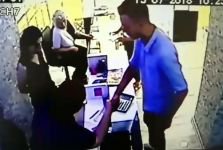 DOLANDIRDIĞI KUYUMCUNUN ELİNİ ÖPÜP VEDALAŞTI