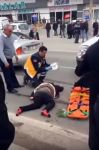 KIRMIZI IŞIKTA GEÇEN YAYAYA ARAÇ ÇARPTI