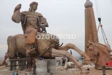 KÖROĞLU HEYKELİNİN MONTAJI BAŞLADI