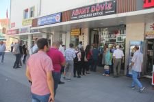 VATANDAŞLAR DÖVİZLERİNİ BOZDURUYOR