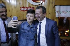 AKPINAR MAHALLESİ ÖZCAN'I KUCAKLADI