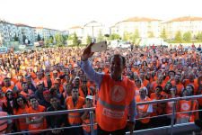 BAŞKAN PERSONELİYLE OYUN OYNADI