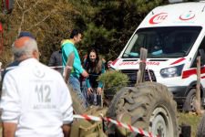 DEVRİLEN TRAKTÖRÜN ALTINDA CAN VERDİ
