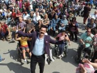 HASTALARLA BİRLİKTE GÖBEK ATTI