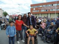 HASTALARLA BİRLİKTE GÖBEK ATTI
