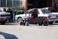 HURDA MALZEMELERİNDEN KENDİ OTOMOBİLİNİ YAPTI