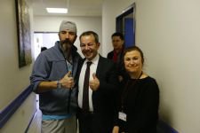 TANJU ÖZCAN HASTALARI ZİYARET ETTİ