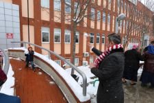 TANJU ÖZCAN HASTALARI ZİYARET ETTİ