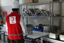 BİNLERCE AİLEYE YEMEK GÖTÜRÜYORLAR...