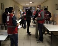 BİNLERCE AİLEYE YEMEK GÖTÜRÜYORLAR...