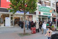 MAĞAZALARA HÜCUM ETTİLER
