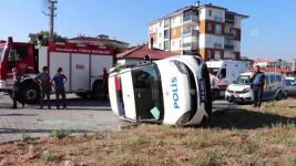 MİNİBÜSLE ÇARPIŞAN POLİS ARACI DEVRİLDİ