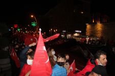 BİNLERCE KİŞİ CUMHURİYET İÇİN YÜRÜDÜ