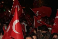 BİNLERCE KİŞİ CUMHURİYET İÇİN YÜRÜDÜ