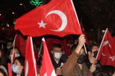 BİNLERCE KİŞİ CUMHURİYET İÇİN YÜRÜDÜ